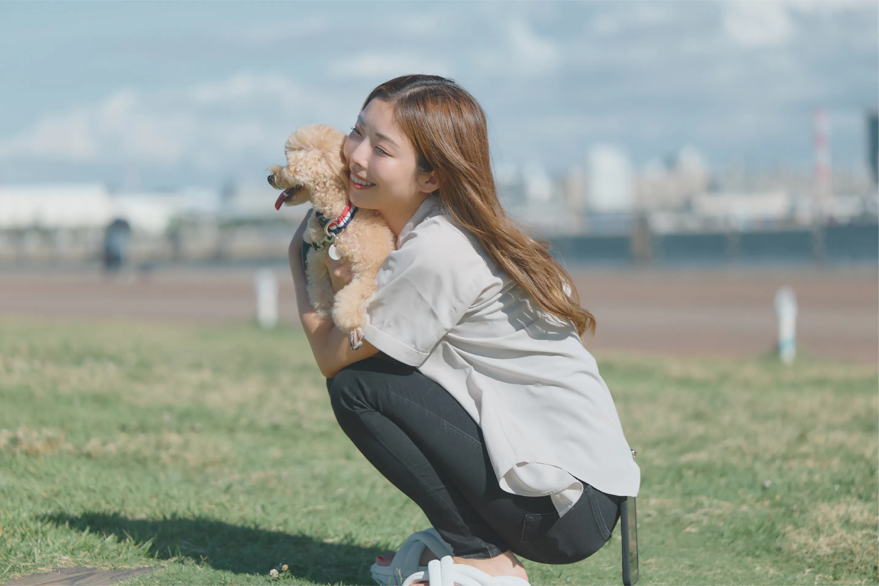 女性が愛犬を抱っこする様子